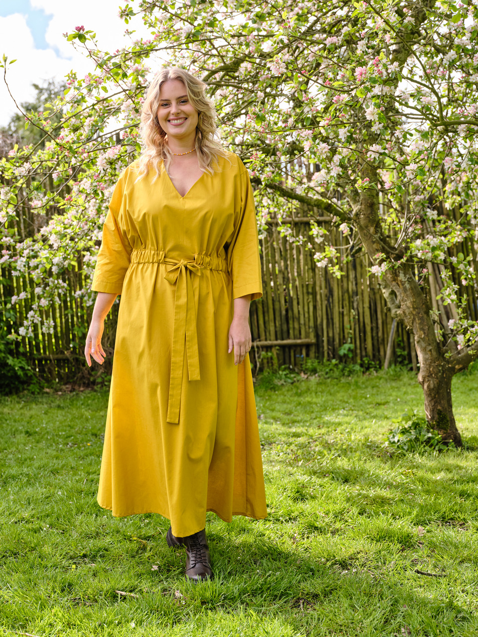 Knipmode magazine styling - Yellow dress in spring garden