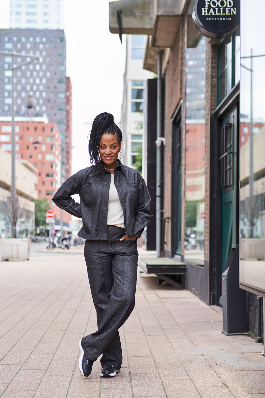 Knipmode magazine styling - Black denim street fashion